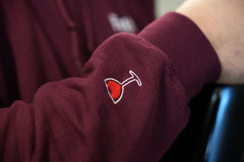 Détail manche du sweatshirt du domaine Felys, lors d'un jeu concours