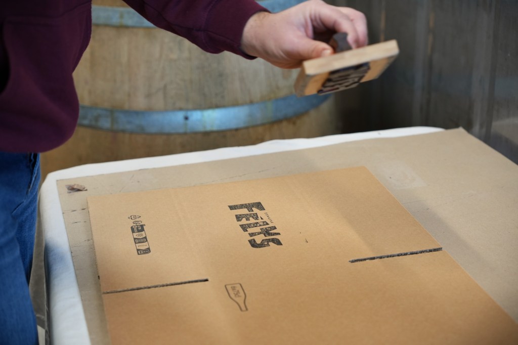 Coulisses de l'empaquetage des bouteilles de vin livrées partout en France par le Domaine Felys