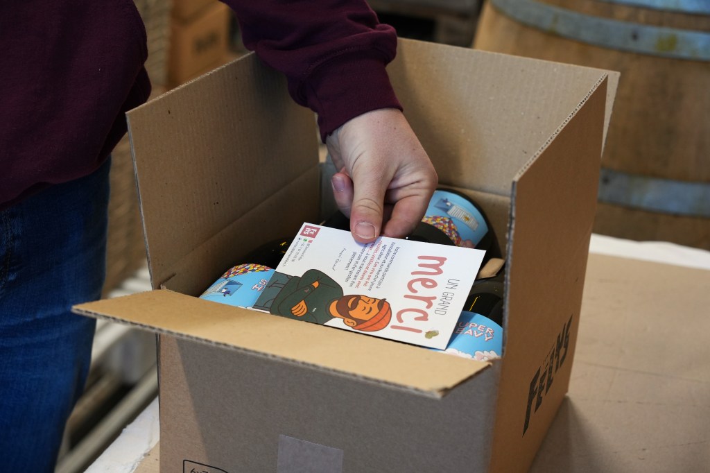 Coulisses de l'empaquetage des bouteilles de vin livrées partout en France par le Domaine Felys