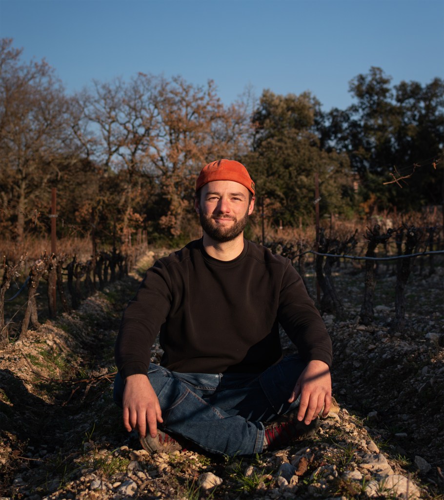 François Reynaud, vigneron du domaine Felys, photographié dans ses vignes en Vaucluse pour la communication de son premier vin
